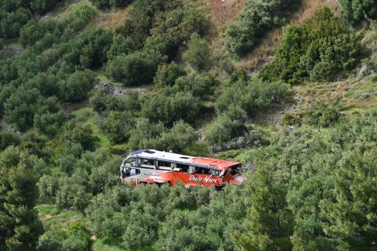 Autobus sletio u provaliju s Jadranske magistrale, sve hitne službe su na terenu